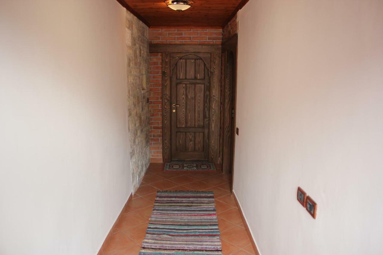 Guesthouse Arjan Berat Exterior photo