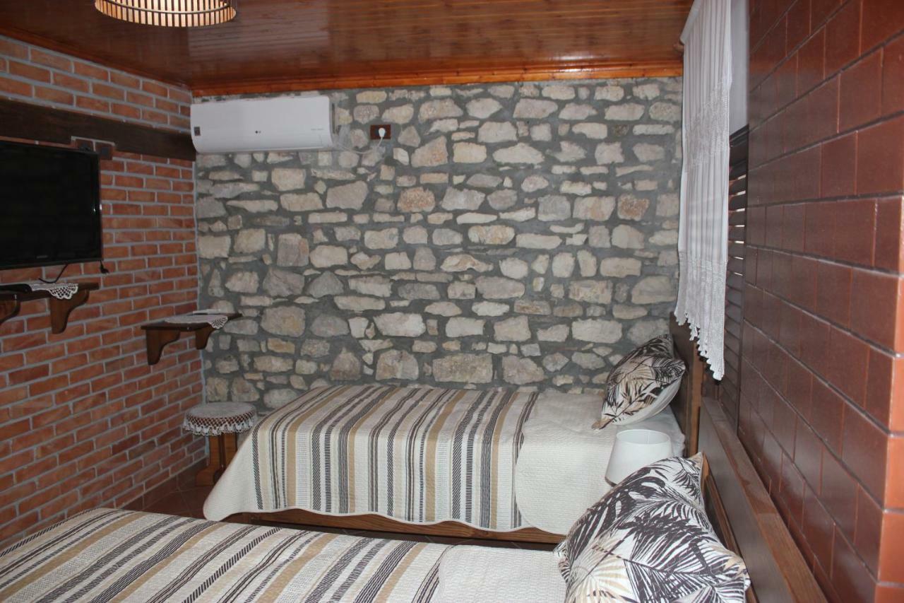 Guesthouse Arjan Berat Exterior photo