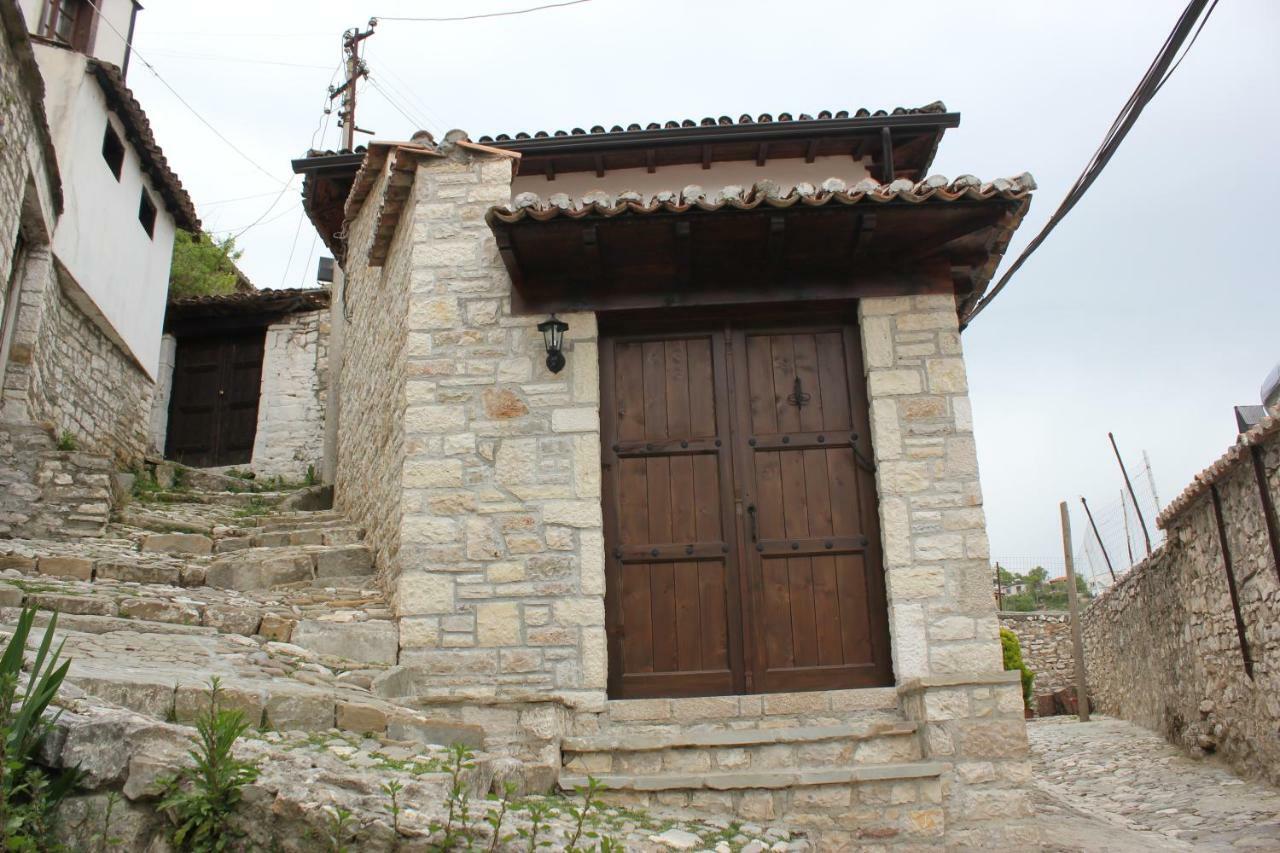 Guesthouse Arjan Berat Exterior photo