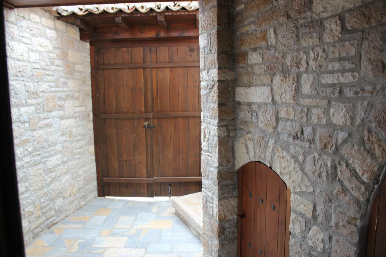 Guesthouse Arjan Berat Exterior photo