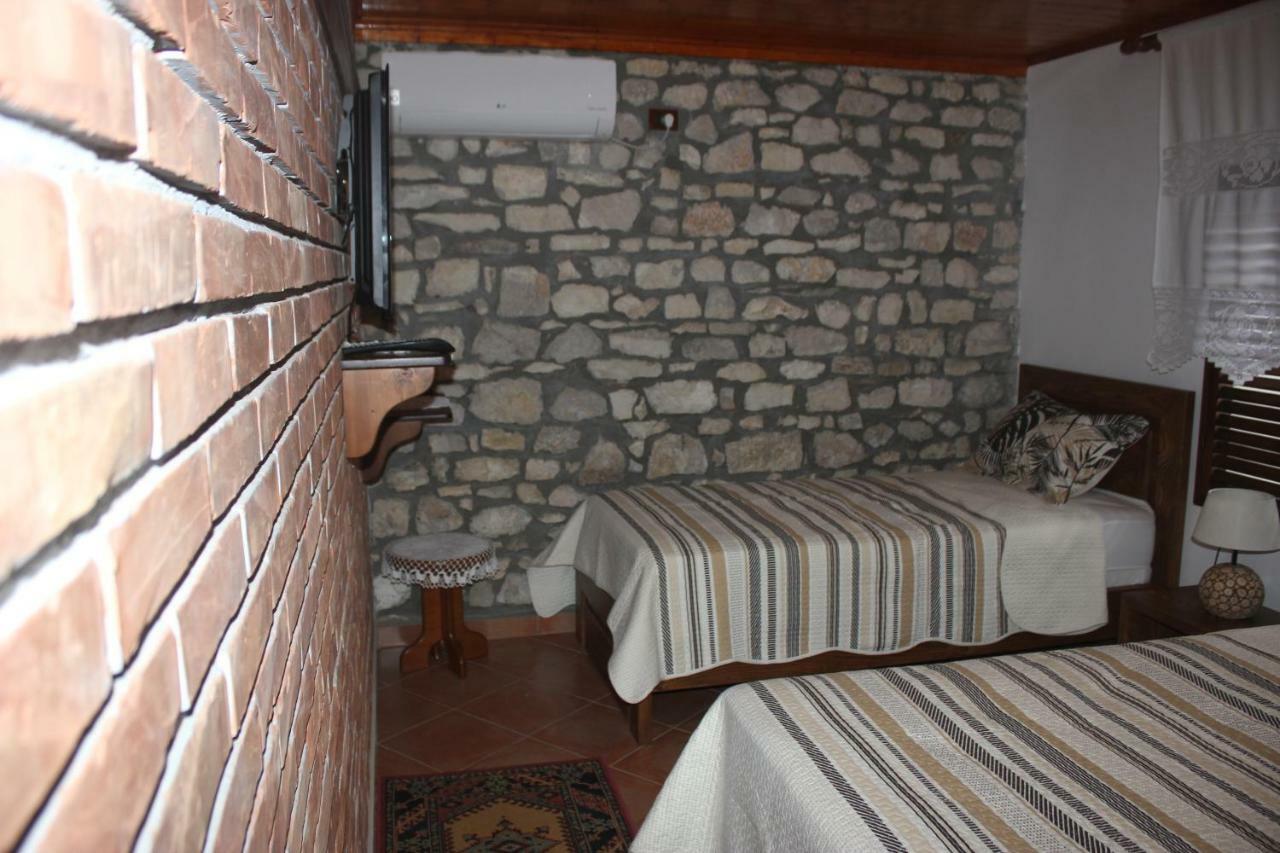 Guesthouse Arjan Berat Exterior photo