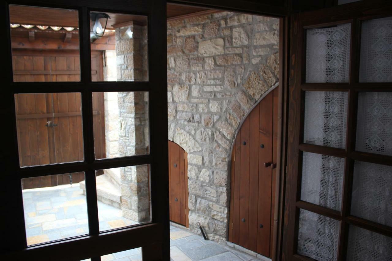 Guesthouse Arjan Berat Exterior photo
