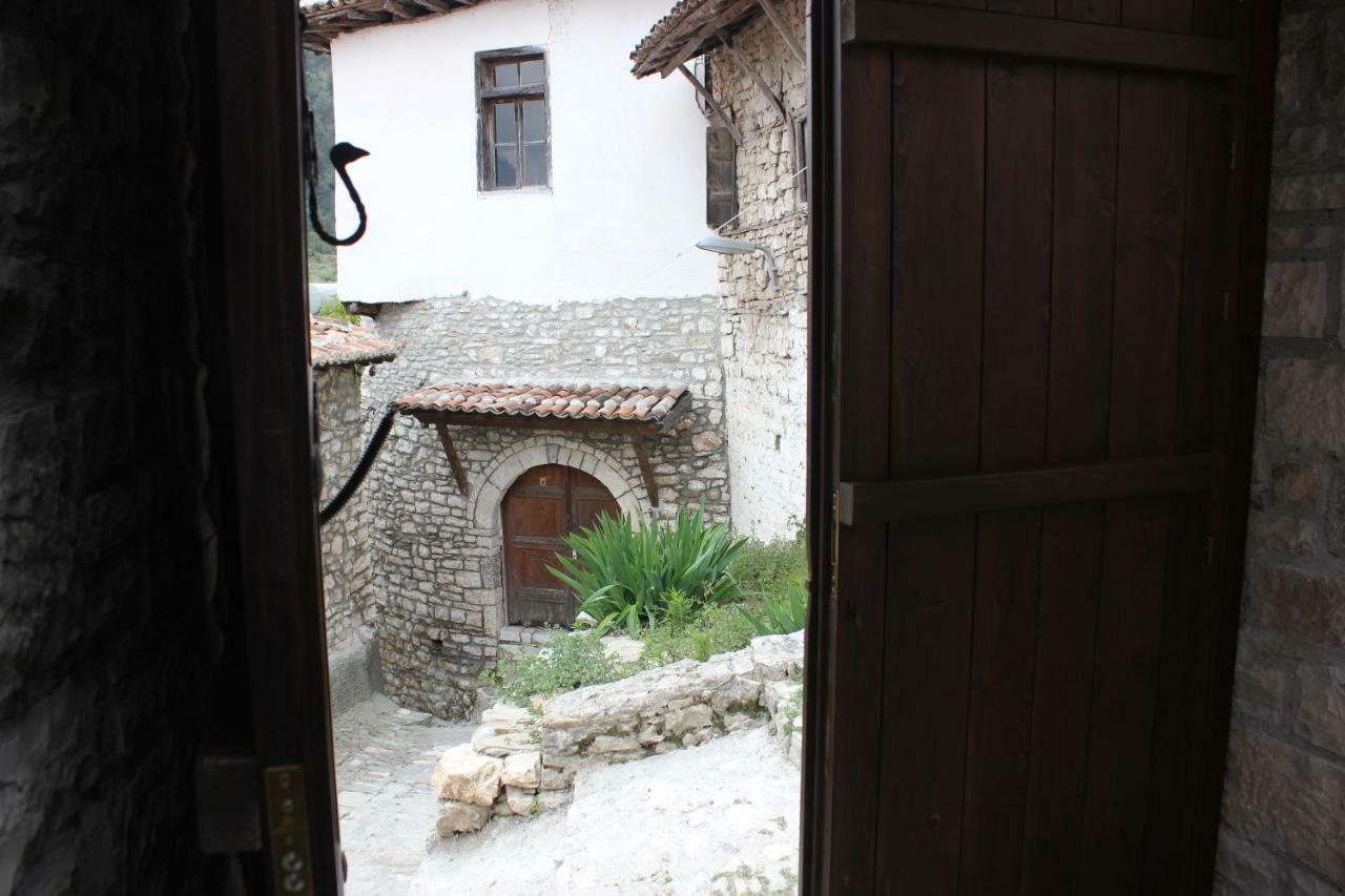 Guesthouse Arjan Berat Exterior photo
